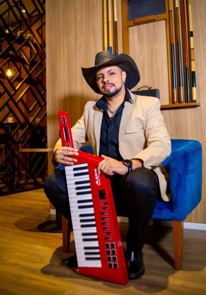 Erick Scaryus professor de piano infantil online